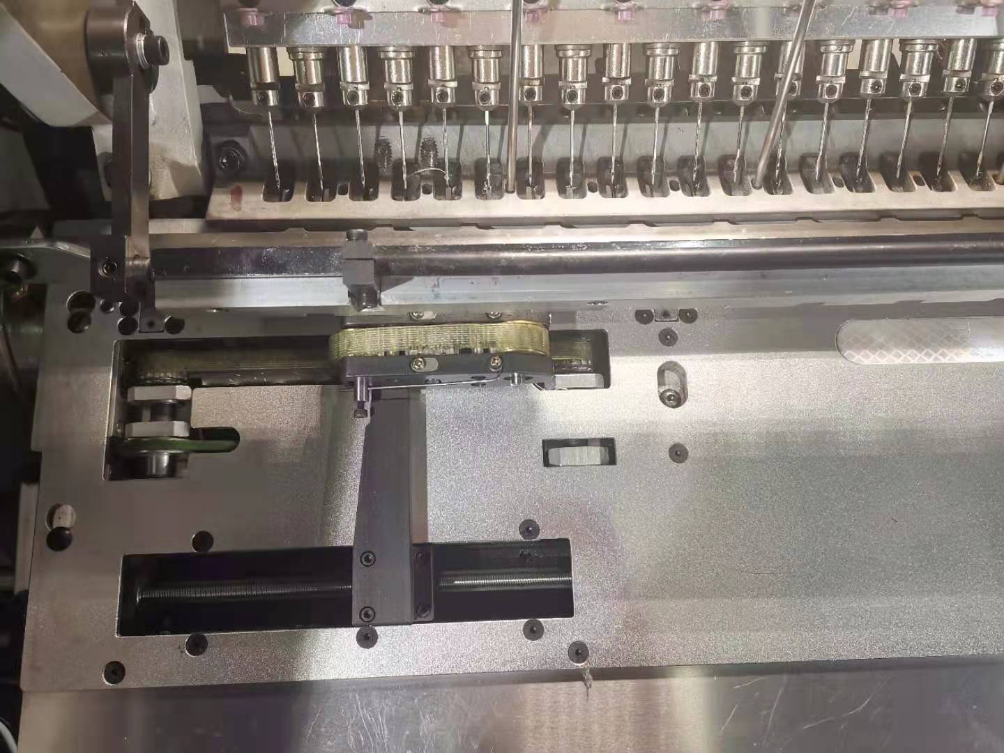 Vollautomatische Papierfalz-Zusammentrag- und -Nähmaschine