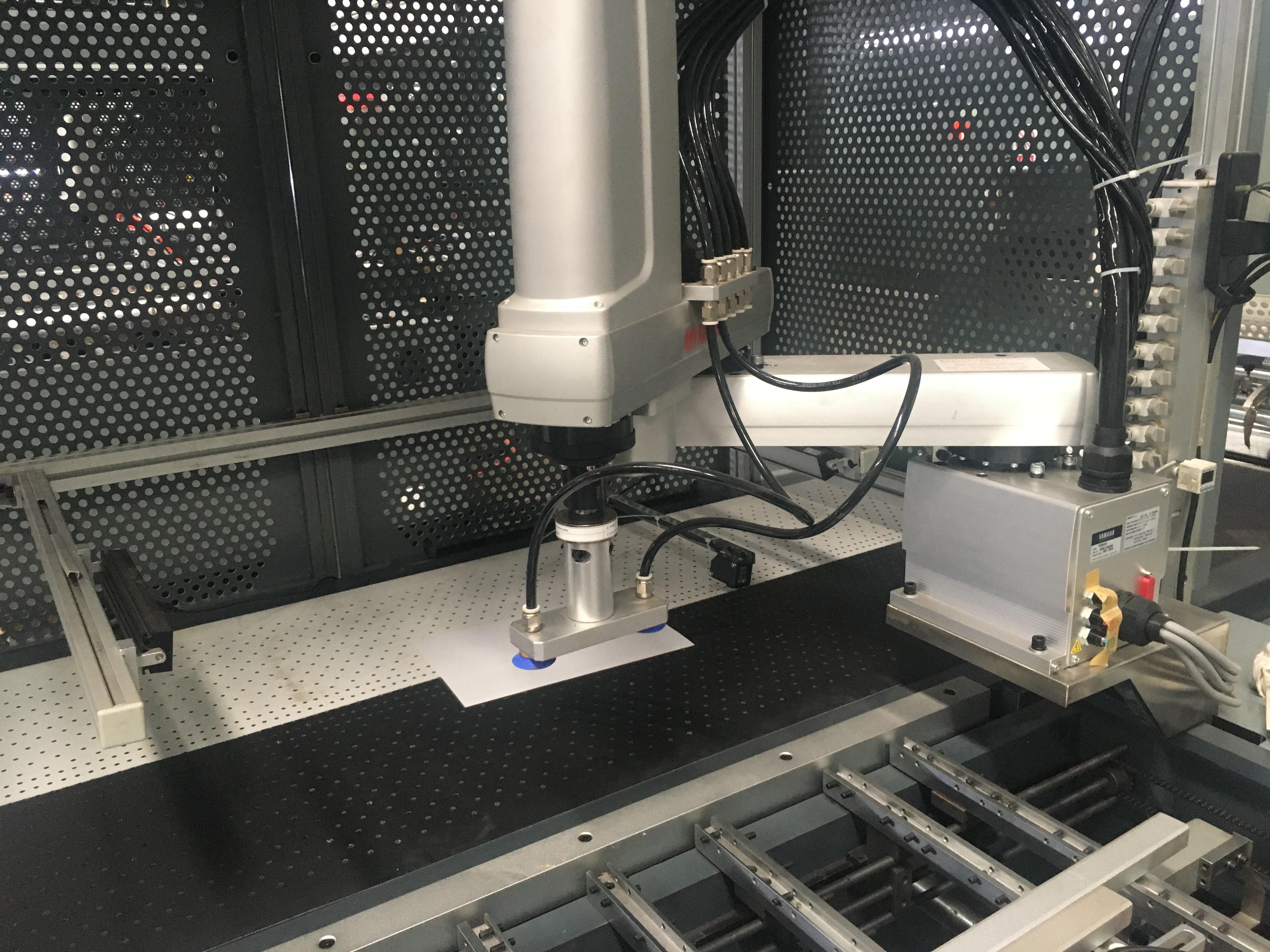 Automatische Maschine zur Herstellung von starren Boxen