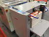 Automatische Rotationsgittermaschine mit Autoabfällen.